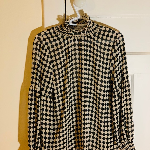 Blouse with patterns. - Picture 2 of 2